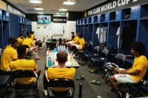 前所未见！多特吐槽高温：上半场替补球员只能在更衣室观战